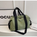 Sac de voyage vert olive avec poignées en nylon noir et bandoulière réglable - Vert