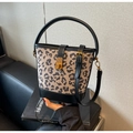Detail der Leoparden-Beuteltasche mit Lederboden und elegantem Metall-Drehverschluss - Schwarz