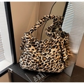 Detail der gesteppten Tragetasche mit Leopardenmuster und modischem gedrehtem Griff - Leopard Khaki