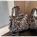 Makro-Detail der gesteppten Tragetasche mit Leopardenmuster und gepolstertem Tragegriff - Leopard Schwarz