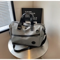 Dunkelgraue Reisetasche mit wasserfester Textur und verstellbarem schwarzem Gurt - Grau