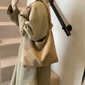 Grand sac cabas minimaliste en daim kaki avec large bandoulière porté par un mannequin - Kaki