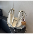 Détail du sac hobo en cuir blanc avec large bandoulière et breloque ours en peluche - Blanc avec pendentif