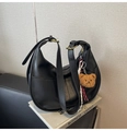 Détail du sac hobo en cuir grainé noir avec un charm ours et des sangles réglables - Noir avec pendentif
