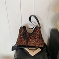 Grande borsa tote leopardata con manici in pelle nera e ciondolo moda elegante - Marrone