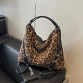 Borsa tote con stampa leopardata classica, manici in pelle nera e dettagli metallici - Leopardo Nero