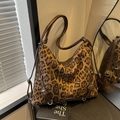 Grande borsa hobo leopardata con tracolle in pelle marrone e dettagli argentati - Leopardo Caffè