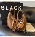 Sac demi-lune en cuir marron grainé avec breloque ours et bandoulière ajustable - Marron avec pendentif