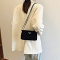 Sac bandoulière noir en velours avec chaîne en métal et motif matelassé chic - Noir