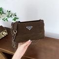 Sac seau vintage en daim marron avec bandoulière chaîne et détails surpiqués - Marron