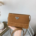 Sac seau en daim marron avec surpiqûres en losanges blancs et bandoulière chaîne - Marron