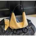 Détail du sac cabas en daim fauve avec rabat en cuir noir et bouton rond contrastant - Khaki