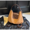 Gros plan d'un sac cabas en daim marron avec fermeture à rabat et détail de boucle - Marron