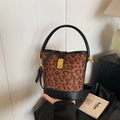 Secchiello chic leopardato con finiture in pelle nera e chiusura in metallo dorato - Marrone