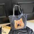 Sac fourre-tout gris chic avec patch chat brodé sur fond de veste en cuir noir - Gris