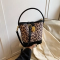Secchiello chic in tela leopardata con finiture in pelle nera e chiusura dorata - Cachi