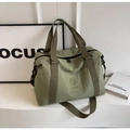 Détail du grand sac de voyage vert gris en nylon anti-rayures avec poignées durables - Vert