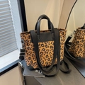 Bolso tote con estampado de leopardo, asas de cuero negro y correa ajustable al hombro - Leopardo Marrón