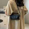 Klassieke zwarte lederen crossbody tas met handvat en metalen gesp sluiting - Zwart