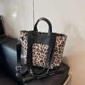 Bolso tote con estampado de leopardo, asas de cuero negro y correa de lona extraíble - Leopardo Caqui