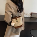 Schicke Eimer-Tasche aus khakifarbenem Canvas und braunem Leder mit Goldverschluss - Mit Anhänger / Weiß und Braun
