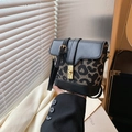 Borsa a secchiello vintage leopardata in ecopelle nera con chiusura a scatto dorata - Nero