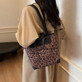 Bolso tote con estampado de leopardo y detalles de cuero negro usado con una gabardina - Leopardo Café