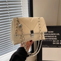 Schicke cremefarbene Stepptasche mit silberner Kette und Kugelanhänger für Damen - Gebrochenes Weiß