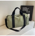 Dettaglio della borsa fitness verde chiaro con logo NINGJIA e tracolla nera regolabile - Verde