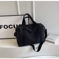 Schwarze Nylon-Reisetasche mit großem Fassungsvermögen, Doppelgriffen und verstellbarem Gurt - Schwarz