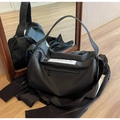 Dettaglio della borsa fitness in nylon nero impermeabile con zip frontale e toppa - Nero
