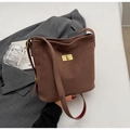 Dettaglio della chiusura a scatto in metallo dorato su una borsa a secchiello marrone - Caffè (Senza Ciondolo)