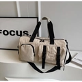 Dettaglio della borsa fitness beige con tasche cargo funzionali e fibbie regolabili - Bianco Sporco