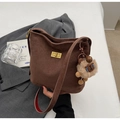Dettaglio della borsa a secchiello in pelle scamosciata marrone con chiusura dorata - Caffè (Con Ciondolo)