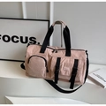 Dettaglio borsa da viaggio rosa con tasche con zip e cinghie regolabili in nylon nero - Rosa
