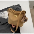 Dettaglio borsa a secchiello in camoscio giallo con chiusura dorata e ciondolo peluche - Cachi (Con Ciondolo)