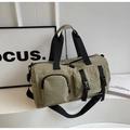 Détail du sac de fitness vert montrant la texture en nylon étanche et les poches de rangement - Vert