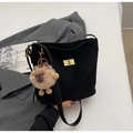 Dettaglio borsa nera in scamosciato con fibbia dorata e ciondolo lama peluche - Nero (Con Ciondolo)