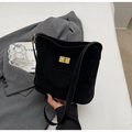 Dettaglio di una borsa tote in pelle scamosciata nera opaca con chiusura a scatto dorata - Nero (Senza Ciondolo)