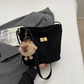 Schwarze Wildleder-Beuteltasche mit goldenem Schloss und süßem Plüschtier-Anhänger - Mit Anhänger / Schwarz