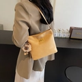 Gelbe Umhängetasche aus Wildleder mit goldenem Drehverschluss und Plüschanhänger - Mit Anhänger / Khaki