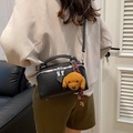 Borsa a bauletto nera motivo litchi con ciondolo a cane e dettagli in metallo - Nero (Con Ciondolo)