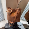 Braune Wildleder-Beuteltasche mit goldenem Drehverschluss und Löwen-Plüschanhänger - Mit Anhänger / Braun