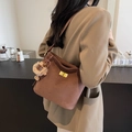 Braune Vintage-Beuteltasche mit Leopardenmuster, Goldschloss und Löwen-Anhänger - Mit Anhänger / Kaffeebraun