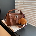 Borsa a cuscino in pelle litchi marrone con ciondolo a orsetto e tracolla sottile - Caffè (Con Ciondolo)