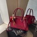 Elegante bolso rojo vino con encaje floral, pañuelo de seda y detalles dorados - Burdeos