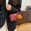 Elegante borsa a cuscino rosso scuro con ciondolo a cane di peluche e tracolla sottile - Rosso Vino (Con Ciondolo)
