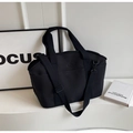 Dettaglio della borsa sportiva nera con logo NINGJIA, manici robusti e tracolla - Nero