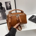 Sac polochon vintage marron en cuir avec détails argentés et bandoulière amovible - Marron (Sans Pendentif)