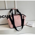 Dettaglio della borsa fitness rosa con ricamo NINGJIA e robuste cinghie in nylon nero - Rosa